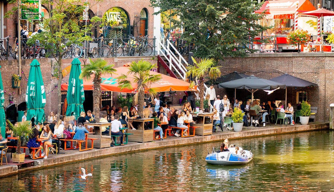 Volle terrassen langs de grachten van Utrecht Volle terrassen langs de grachten van Utrecht